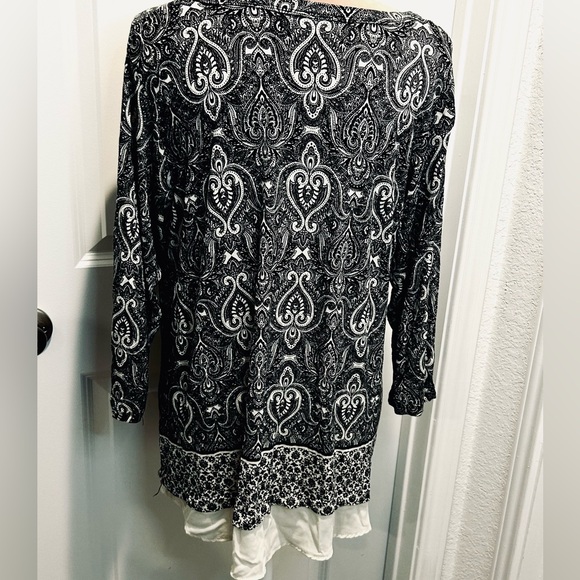 Paisley print Rose + Olive flattering long tunic top, Plus size 1X - Picture 2 of 5